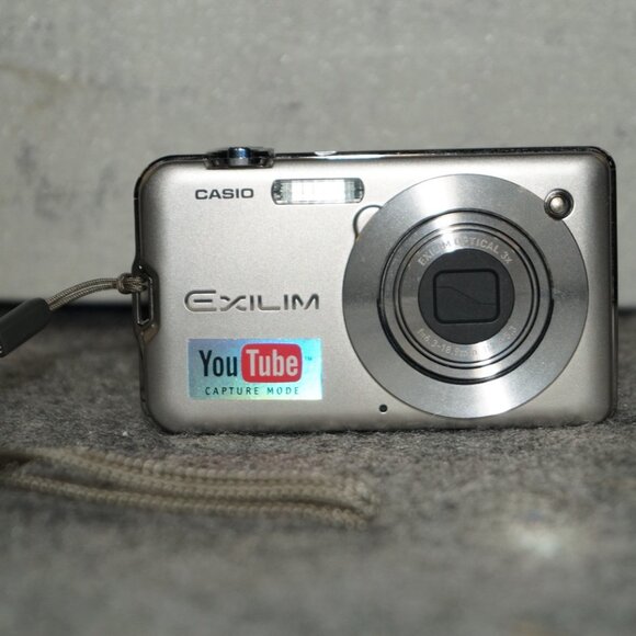 Casio Exilim EX-S12 12.1MP Digital Camera – Silver | Tested | Pre-Owned Complete - Picture 1 of 14